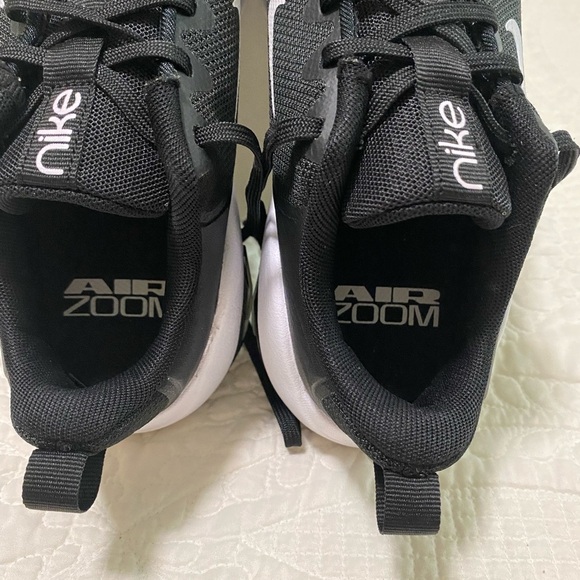 Nike Black and White Athletic Shoes - Picture 5 of 7